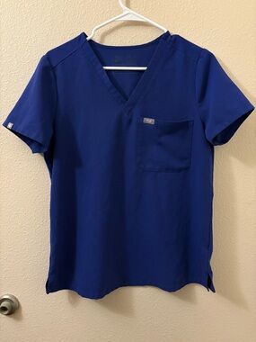 FIGS Caterina One Pocket Scrub Top in blue Size Small